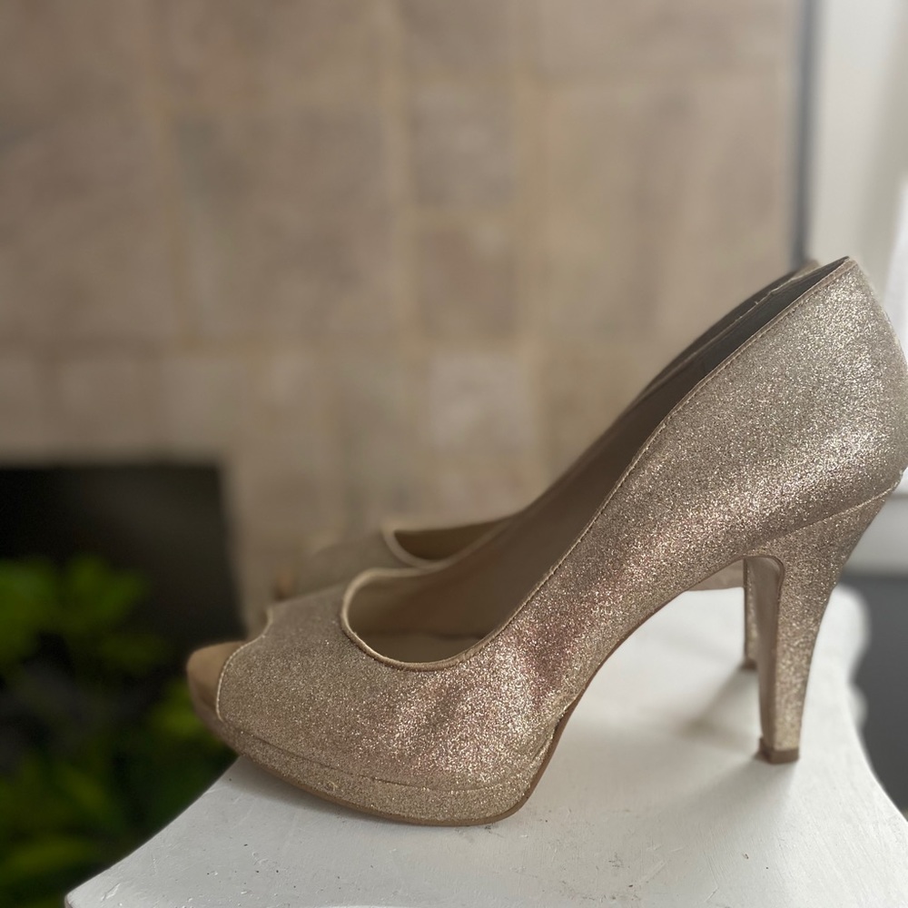 Beautiful gold, sparkly Nine West pumps